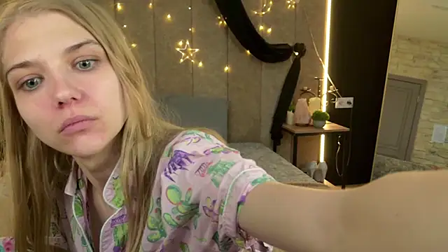Snapshot of 4example_Chloe chatting on 04.20.26 4example Chloe online show from 04.20.26