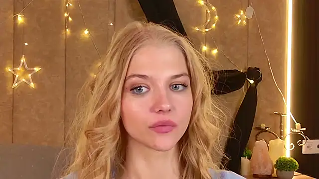 Snapshot of 4example_Chloe chatting on 04.23.26 4example Chloe online show from 04.23.26