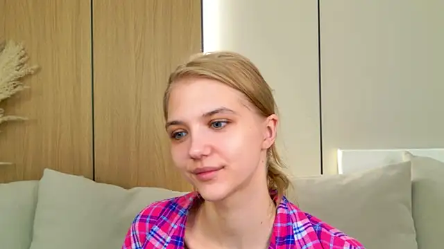 Snapshot of 4example_Chloe chatting on 05.06.26 4example Chloe online show from 05.06.26