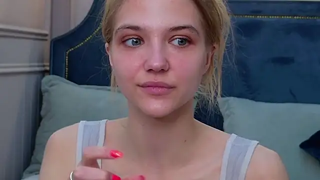 Snapshot of 4example_Chloe chatting on 05.10.26 4example Chloe online show from 05.10.26