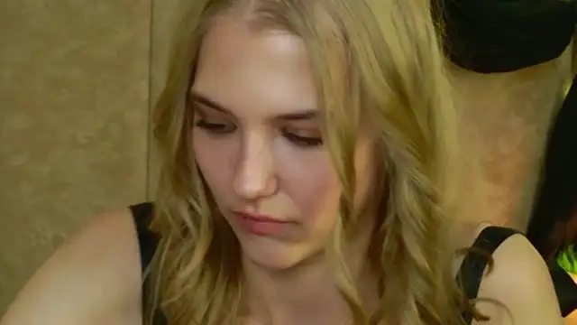 Snapshot of 4example_Chloe chatting on 05.11.26 4example Chloe online show from 05.11.26