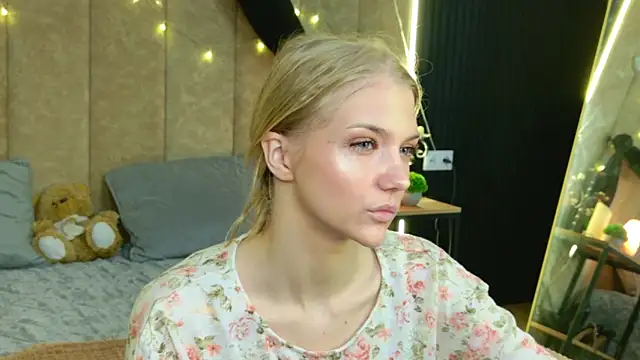 Snapshot of 4example_Chloe chatting on 05.16.26 4example Chloe online show from 05.16.26