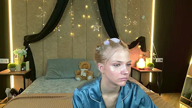 Snapshot of 4example_Chloe chatting on 05.17.26 4example Chloe online show from 05.17.26