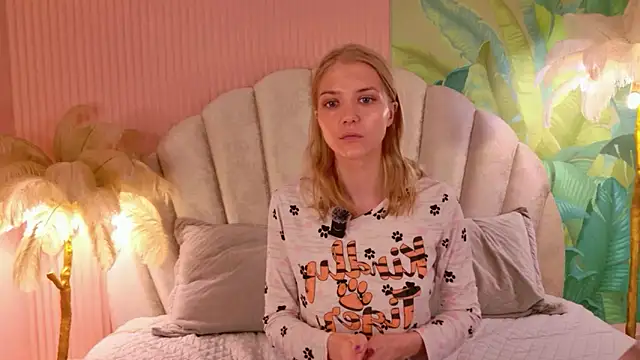 Snapshot of 4example_Chloe chatting on 06.12.26 4example Chloe online show from 06.12.26