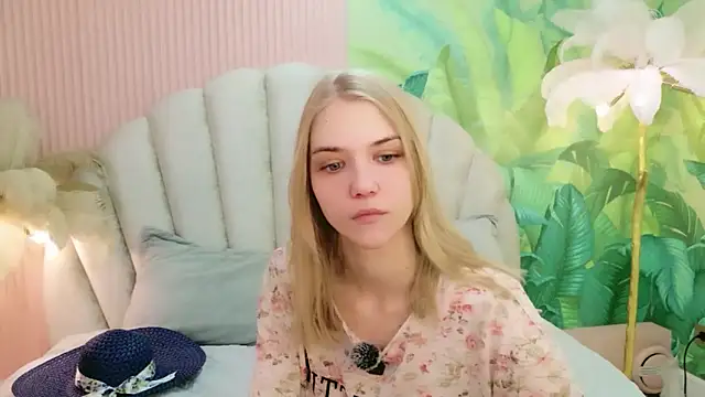 Snapshot of 4example_Chloe chatting on 06.21.26 4example Chloe online show from 06.21.26