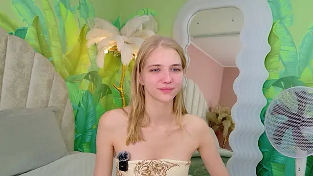 Snapshot of 4example_Chloe chatting on 07.09.26 4example Chloe online show from 07.09.26