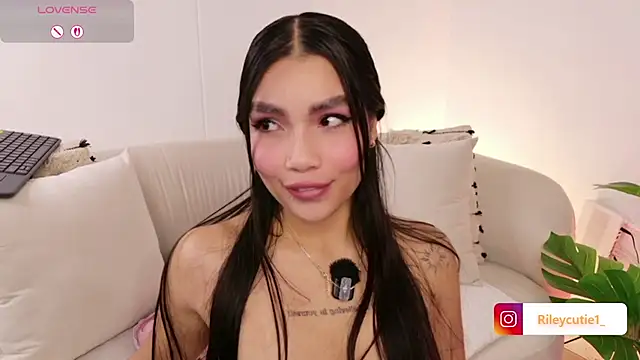Cutie Riley online show from 02.11.26