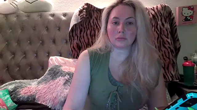 Snapshot of BigBoobsBlair chatting on 10.04.25 BigBoobsBlair online show from 10.04.25