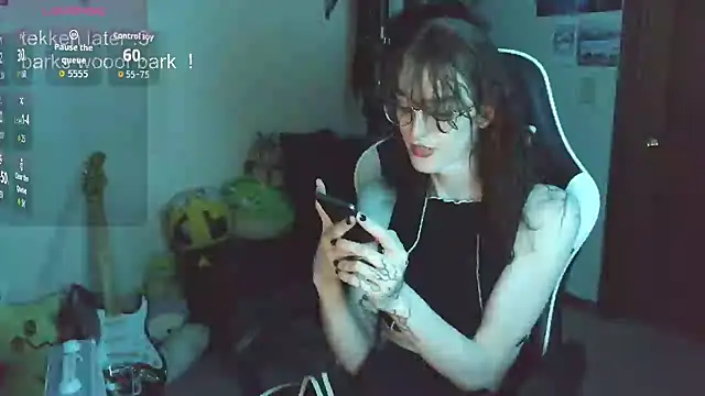 Snapshot of comfyknife chatting on 07.11.26 comfyknife online show from 07.11.26