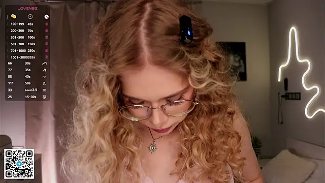 Snapshot of BeatrixCharton chatting on 10.08.25 BeatrixCharton online show from 10.08.25