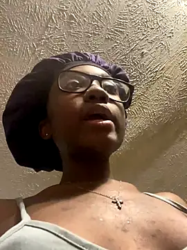 Snapshot of HennessyBaby21 chatting on 11.18.25 HennessyBaby21 online show from 11.18.25