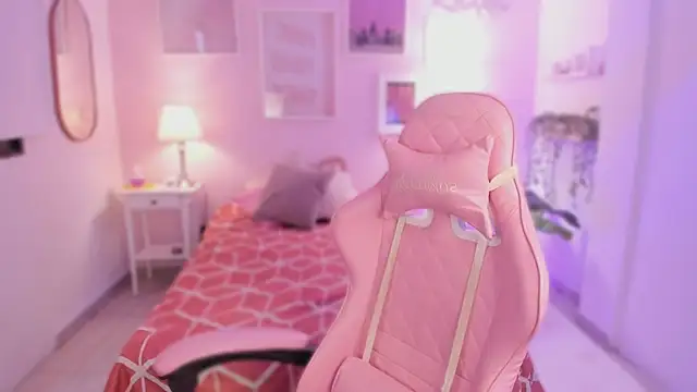 Snapshot of emma_soul1 chatting on 12.01.25 emma soul1 online show from 12.01.25