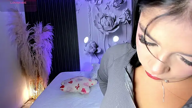 Snapshot of ShaniaDaniels chatting on 04.28.26 ShaniaDaniels online show from 04.28.26