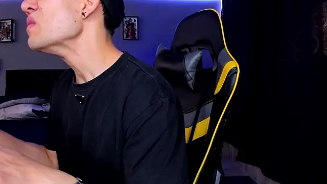 Snapshot of alexgiraldo__ chatting on 09.13.25 alexgiraldo online show from 09.13.25