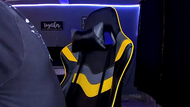 Snapshot of alexgiraldo__ chatting on 09.17.25 alexgiraldo online show from 09.17.25