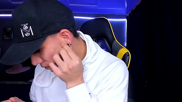 Snapshot of alexgiraldo__ chatting on 09.28.25 alexgiraldo online show from 09.28.25