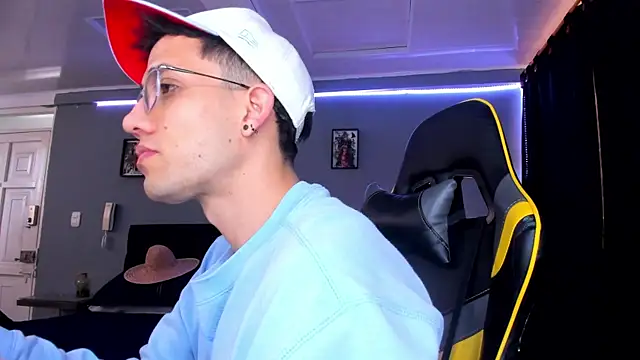 Snapshot of alexgiraldo__ chatting on 10.01.25 alexgiraldo online show from 10.01.25