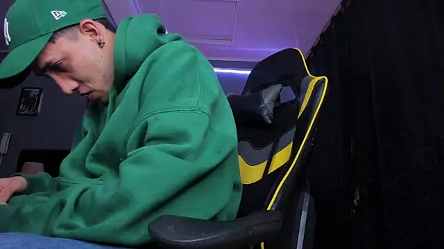 Snapshot of alexgiraldo__ chatting on 10.03.25 alexgiraldo online show from 10.03.25