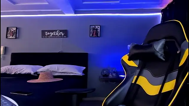 Snapshot of alexgiraldo__ chatting on 10.09.25 alexgiraldo online show from 10.09.25