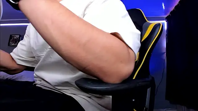 Snapshot of alexgiraldo__ chatting on 10.12.25 alexgiraldo online show from 10.12.25