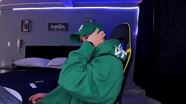 Snapshot of alexgiraldo__ chatting on 10.15.25 alexgiraldo online show from 10.15.25