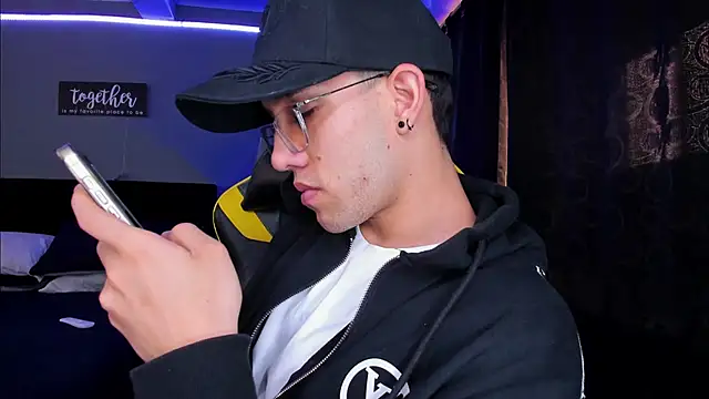 Snapshot of alexgiraldo__ chatting on 10.17.25 alexgiraldo online show from 10.17.25