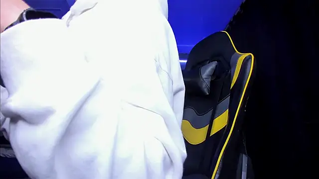 Snapshot of alexgiraldo__ chatting on 10.20.25 alexgiraldo online show from 10.20.25