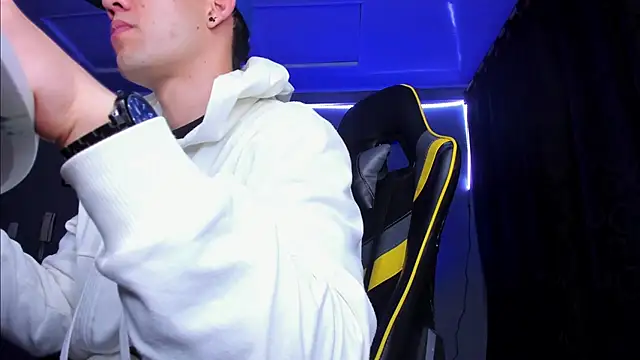 Snapshot of alexgiraldo__ chatting on 10.23.25 alexgiraldo online show from 10.23.25