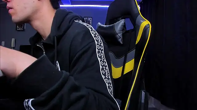 Snapshot of alexgiraldo__ chatting on 10.24.25 alexgiraldo online show from 10.24.25