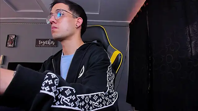 Snapshot of alexgiraldo__ chatting on 10.25.25 alexgiraldo online show from 10.25.25