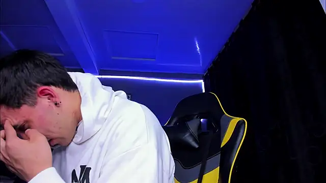 Snapshot of alexgiraldo__ chatting on 10.31.25 alexgiraldo online show from 10.31.25