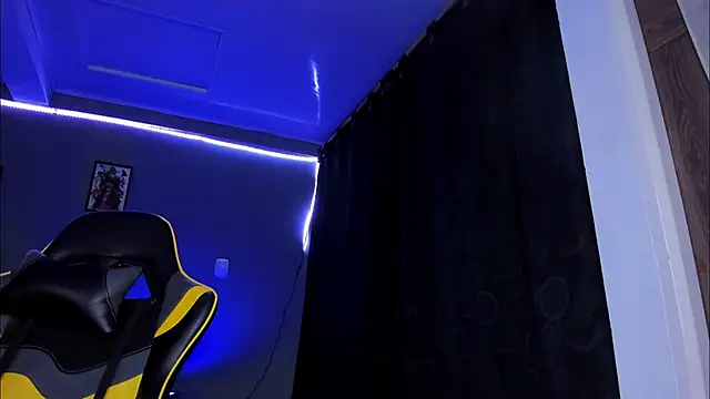 Snapshot of alexgiraldo__ chatting on 11.07.25 alexgiraldo online show from 11.07.25