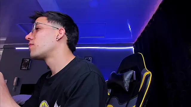 Snapshot of alexgiraldo__ chatting on 11.08.25 alexgiraldo online show from 11.08.25