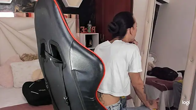 Snapshot of sara_slut21 chatting on 12.21.24 sara slut21 online show from 12.21.24