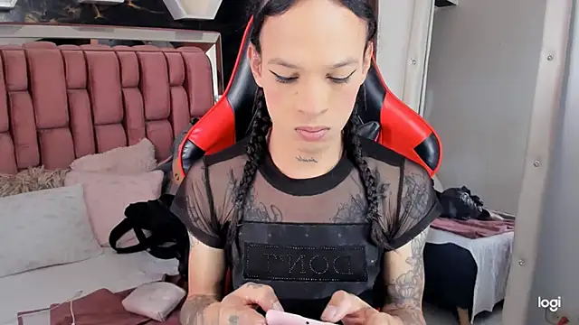 Snapshot of sara_slut21 chatting on 01.23.25 sara slut21 online show from 01.23.25