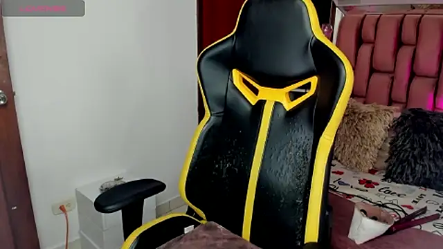 Snapshot of sara_slut21 chatting on 03.04.25 sara slut21 online show from 03.04.25