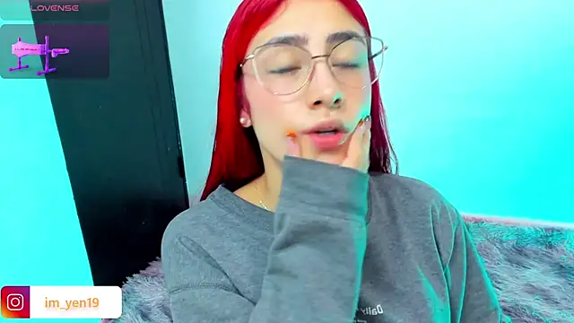 Snapshot of adahraa_younng chatting on 11.04.25 adahraa younng online show from 11.04.25