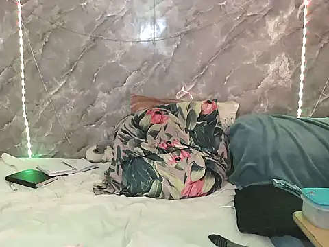 Snapshot of ZARIA-VIXEN chatting on 10.09.25 ZARIA-VIXEN online show from 10.09.25