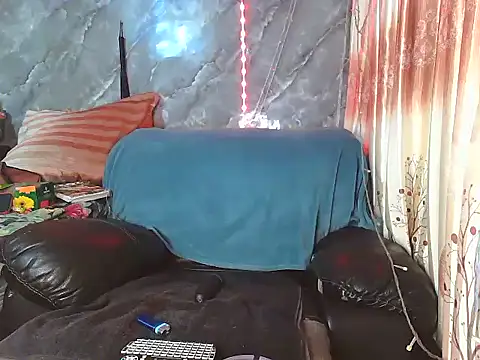 Snapshot of ZARIA-VIXEN chatting on 10.29.25 ZARIA-VIXEN online show from 10.29.25