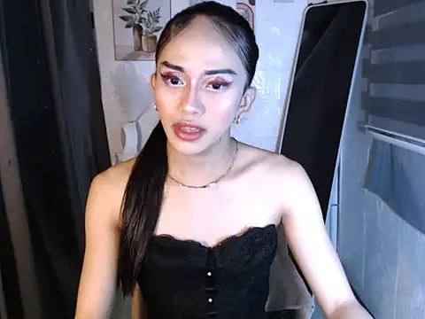 Snapshot of LauraSoHot chatting on 09.24.25 LauraSoHot online show from 09.24.25