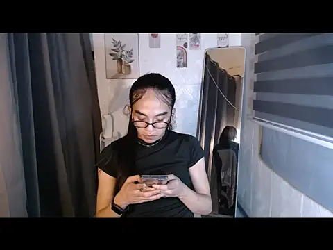 Snapshot of LauraSoHot chatting on 09.27.25 LauraSoHot online show from 09.27.25