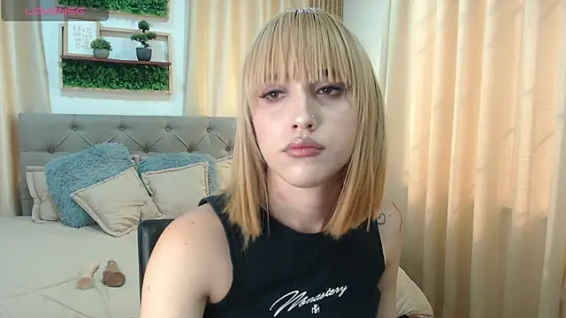 Snapshot of zohet_kriss chatting on 10.16.25 zohet kriss online show from 10.16.25