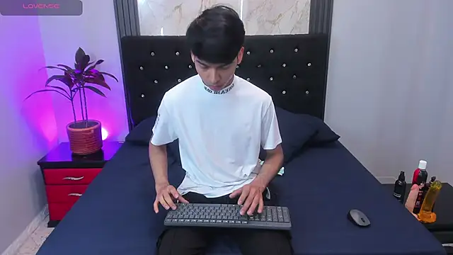 Snapshot of OnlyJos chatting on 10.05.25 OnlyJos online show from 10.05.25