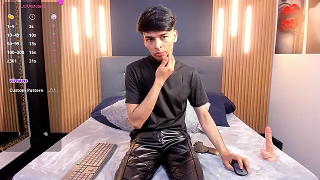 Snapshot of OnlyJos chatting on 10.27.25 OnlyJos online show from 10.27.25