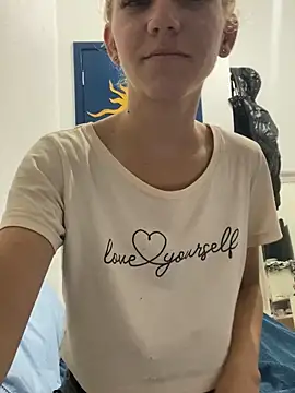 Snapshot of Bruna551 chatting on 10.04.25 Bruna551 online show from 10.04.25