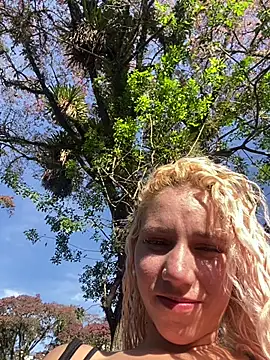 Snapshot of Bruna551 chatting on 10.12.25 Bruna551 online show from 10.12.25