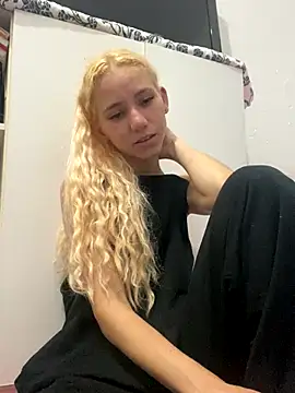 Snapshot of Bruna551 chatting on 10.19.25 Bruna551 online show from 10.19.25