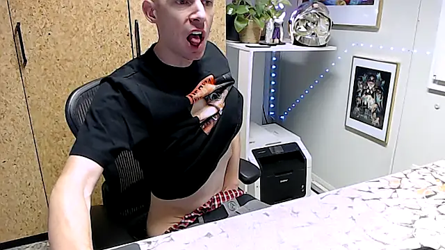 Snapshot of sakiramissy chatting on 10.06.25 sakiramissy online show from 10.06.25