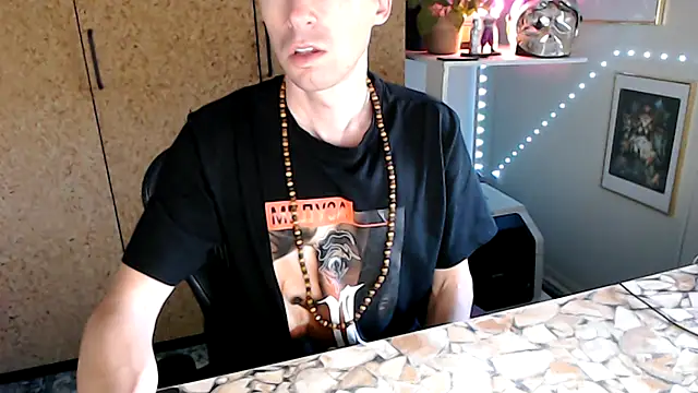 Snapshot of sakiramissy chatting on 10.09.25 sakiramissy online show from 10.09.25