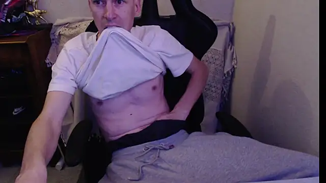 Snapshot of sakiramissy chatting on 12.14.25 sakiramissy online show from 12.14.25